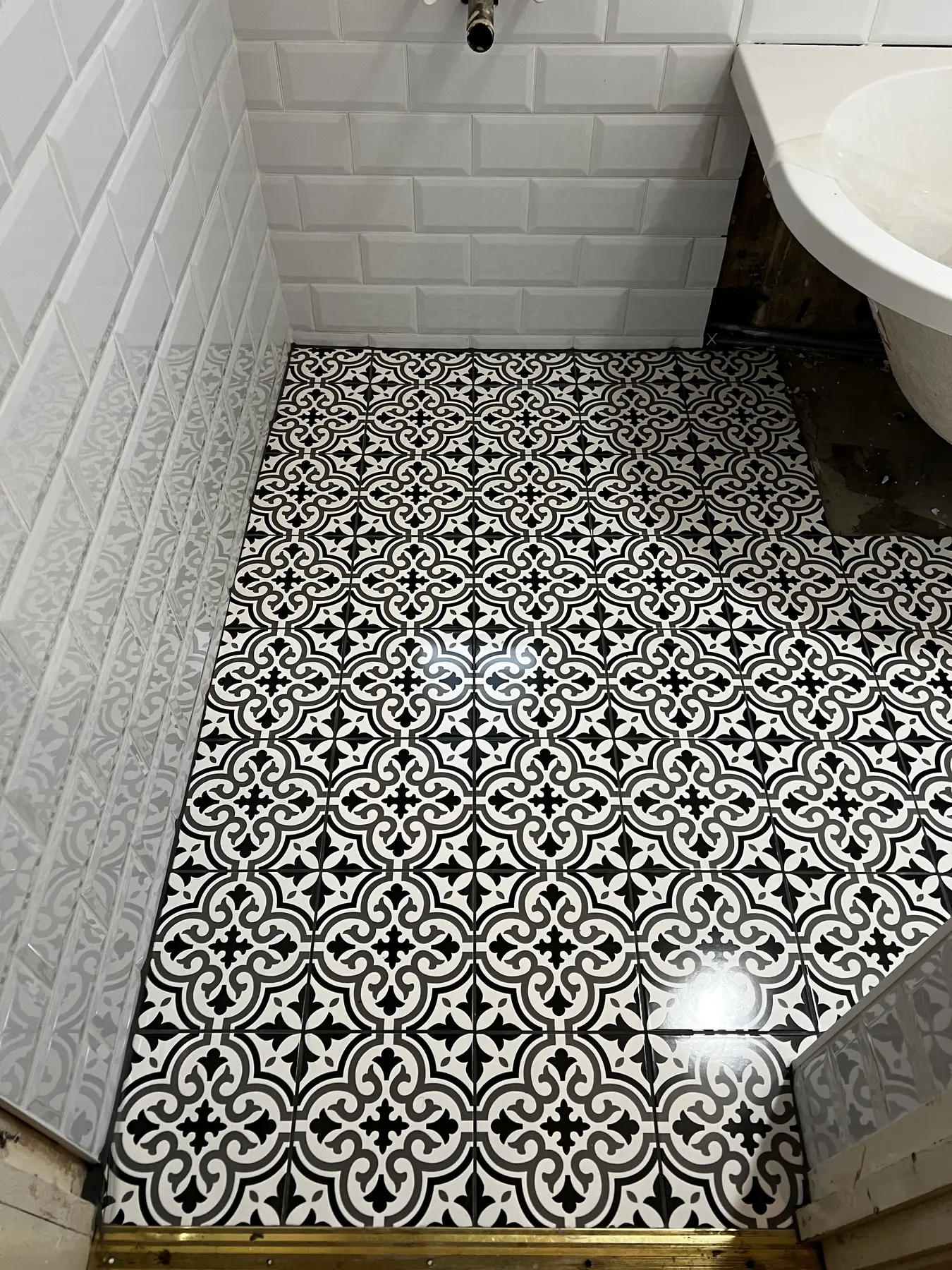 Patterned floor bathroom tiling